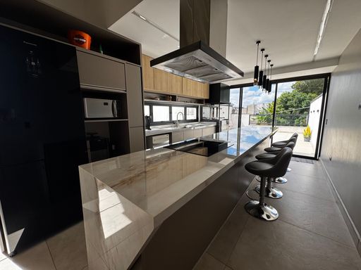 cozinha gourmet impecável com acesso a área externa com porta de correr de vidro