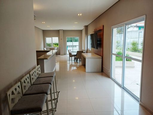 amplo salão de festas em total requinte com acesso ao espaço da churrasqueira a carvão externa