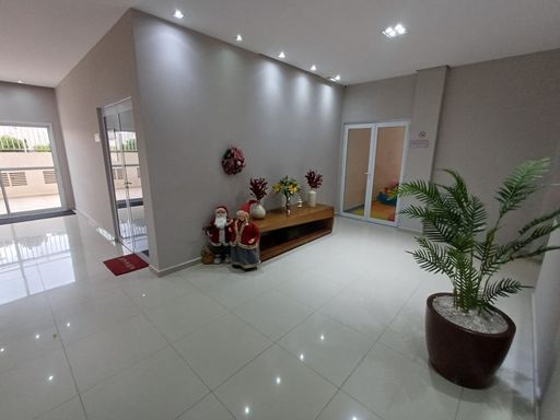 hall de entrada em porcelanato com sistema de iluminação moderna e teto rebaixado