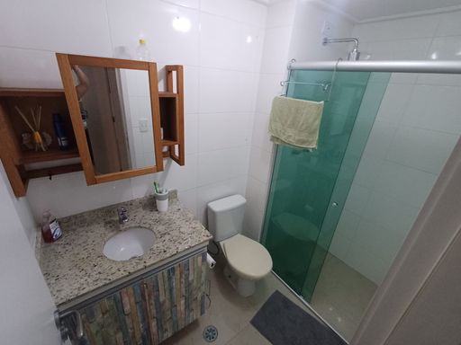 banheiro social com box blindex e armário planejado