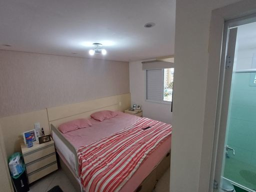 ampla suíte arejada e bem iluminada com teto rebaixado e armários planejados com espelho