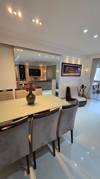 Sala de jantar com amplo espelho e acesso a varanda gourmet