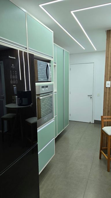 Cozinha sofisticada com armários planejados de primeira qualidade
