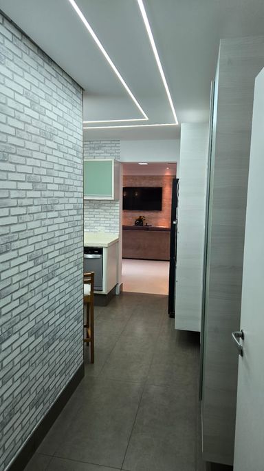 Corredor amplo com sistema de iluminação diferenciada em LED