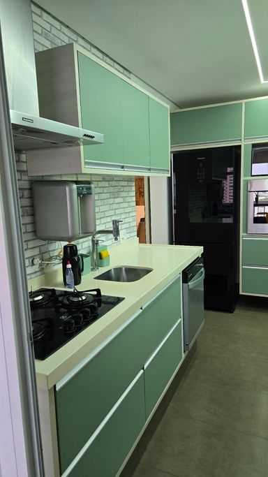 Cozinha sofisticada com armários planejados de primeira qualidade