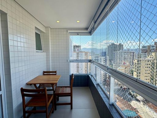 ampla varanda gourmet envidraçada com vista privilegiada, churrasqueira e cortina blackout