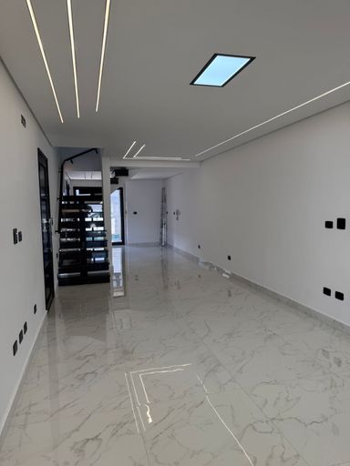 cozinha impecável em porcelanato integrada a sala 2 ambientes com acesso a entrada principal