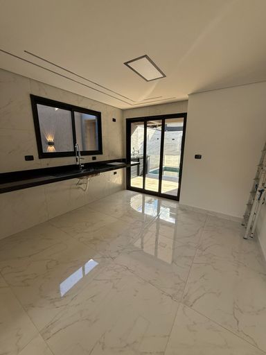 cozinha em fino acabamento com acesso a área gourmet e a piscina