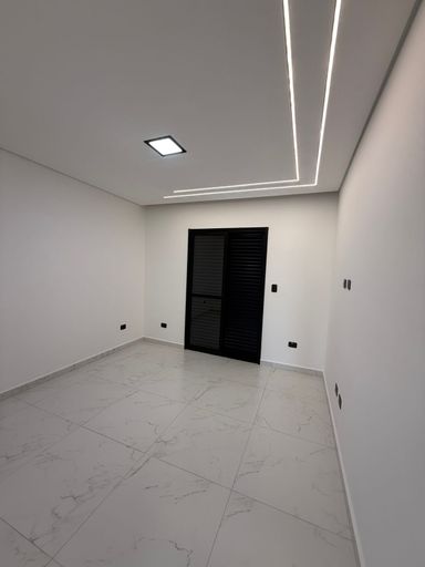 ampla suíte com acesso a varanda e com sistema de iluminação em LED