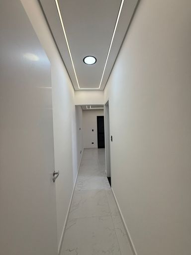 corredor de acesso as suítes com fino acabamento em LED