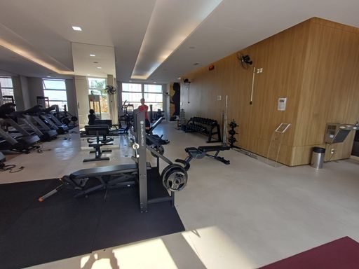 academia bem equipada e arejada