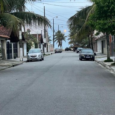 distância da praia, ou seja, uma quadra do imóvel