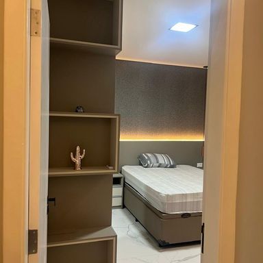 suíte 1 com sistema de iluminação em LED e armários planejados.