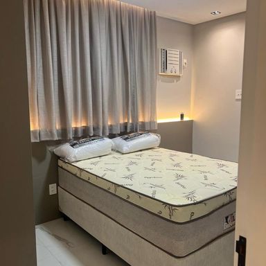 suíte 2 com sistema de iluminação em LED e armários planejados.