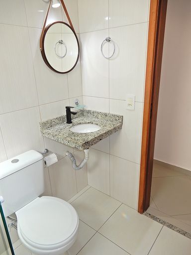 Banheiro social arejado e bem iluminado