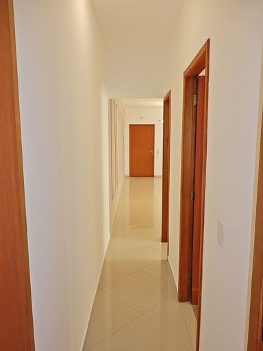 Corredores amplos com acesso aos dormitórios e a entrada principal