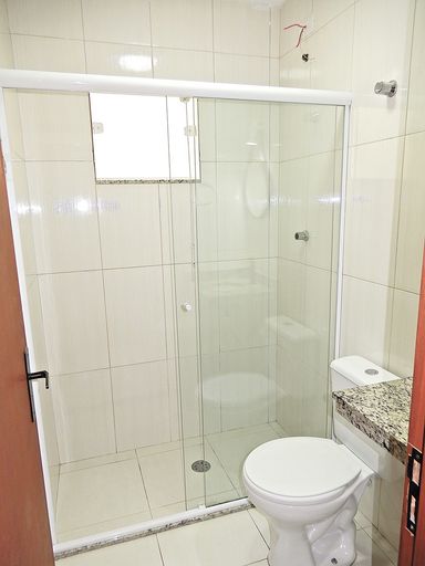 Banheiro da suíte com box em vidro