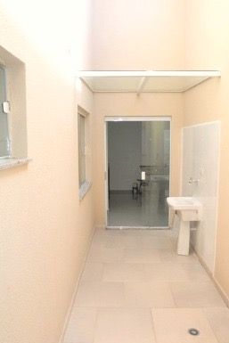 área de serviço semi integrada a cozinha com porta de correr de vidro