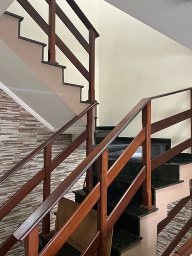 escadas em granito preto com corrimão em madeira