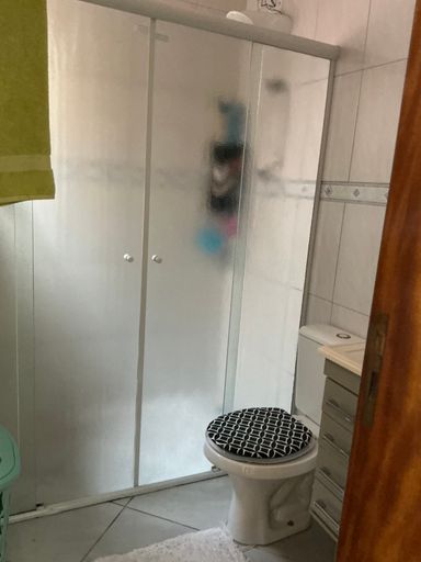 banheiro social com box de vidro