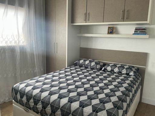 ampla suíte arejada com móveis planejados