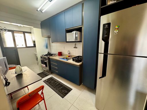 cozinha com acesso a lavanderia e área técnica