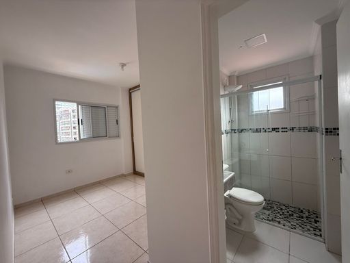 ampla suíte arejada com armário planejado