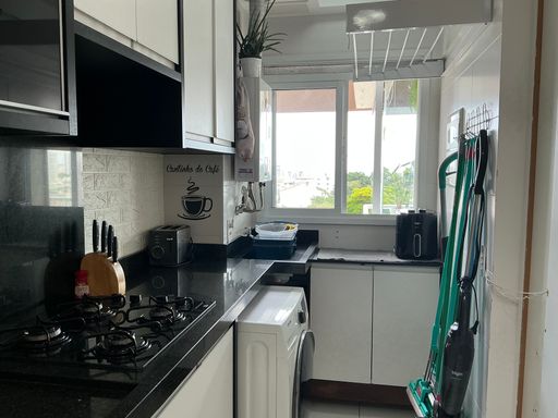 área de serviço com móveis planejados, bem arejada e com iluminação natural