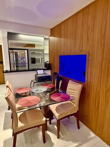 sala ampla dois ambientes com acesso a cozinha semi integrada e a entrada principal