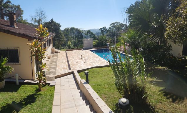 Ampla piscina com Dock