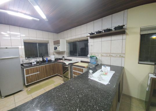 Ampla cozinha com móveis