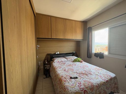 dormitório 1 com armário planejado, ar condicionado e vista livre