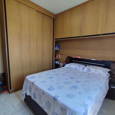 dormitório 1 com armário planejado, ar condicionado e vista livre