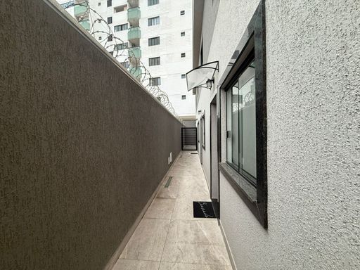 corredor externo em acabamento de primeira qualidade, com acesso a entrada principal