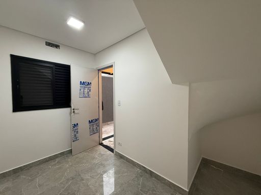 ampla suíte 3 em porcelanato, no térreo