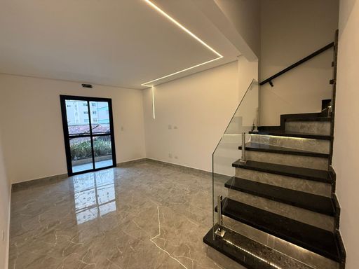 sala impecável em porcelanato, sistema de iluminação em LED com acesso a sacada e ao piso superior