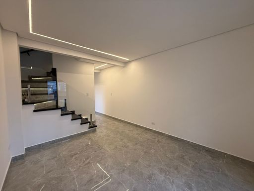 sala impecável em porcelanato, sistema de iluminação em LED com acesso a entrada principal e ao piso superior