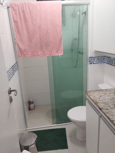 banheiro da suíte com box blindex e armário planejado