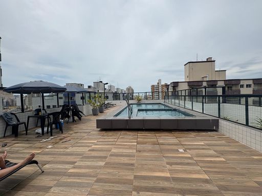ampla piscina adulto e infantil com vista livre privilegiada