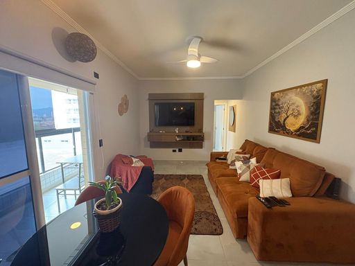 sala semi integrada com acesso a varanda gourmet envidraçada