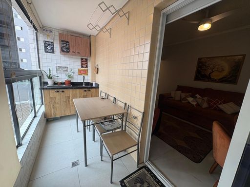 ampla varanda gourmet envidraçada com cortina blackout