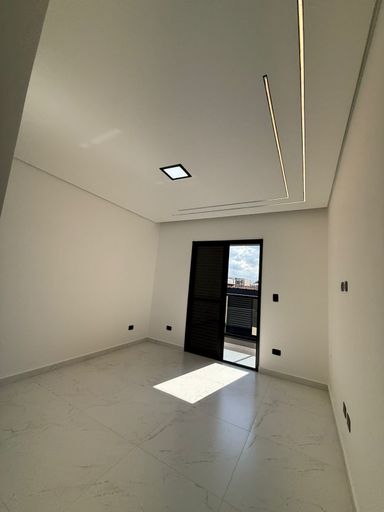 ampla suíte com acesso a varanda e com sistema de iluminação em LED