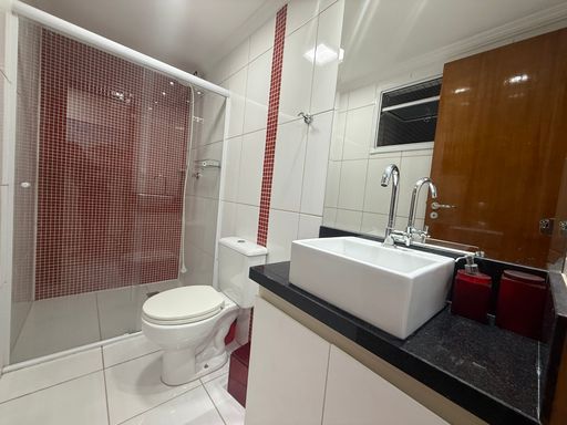 banheiro da suíte com armário planejado e box de vidro