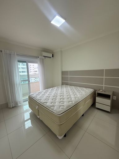 suíte com ar condicionado e armário planejado com acesso a varanda envidraçada