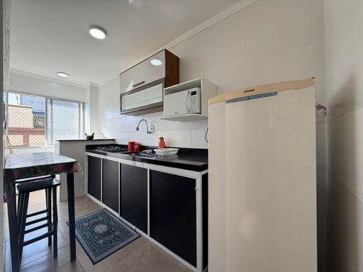 cozinha semi integrada com área de serviço bem arejada e iluminada