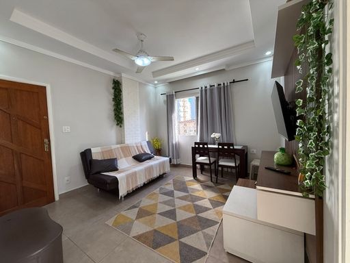 sala ampla com ventilador de teto