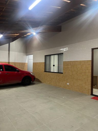 60 metros de garagem coberta para 4 automóveis, mais espaço para motos e bikes.