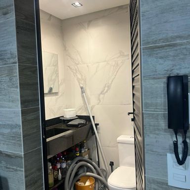 amplo banheiro em porcelanato da área externa da casa