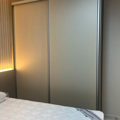 dormitório 3 com sistema de iluminação em LED e armário planejado