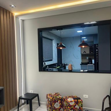 sala semi integrada a cozinha americana com balcão em granito preto